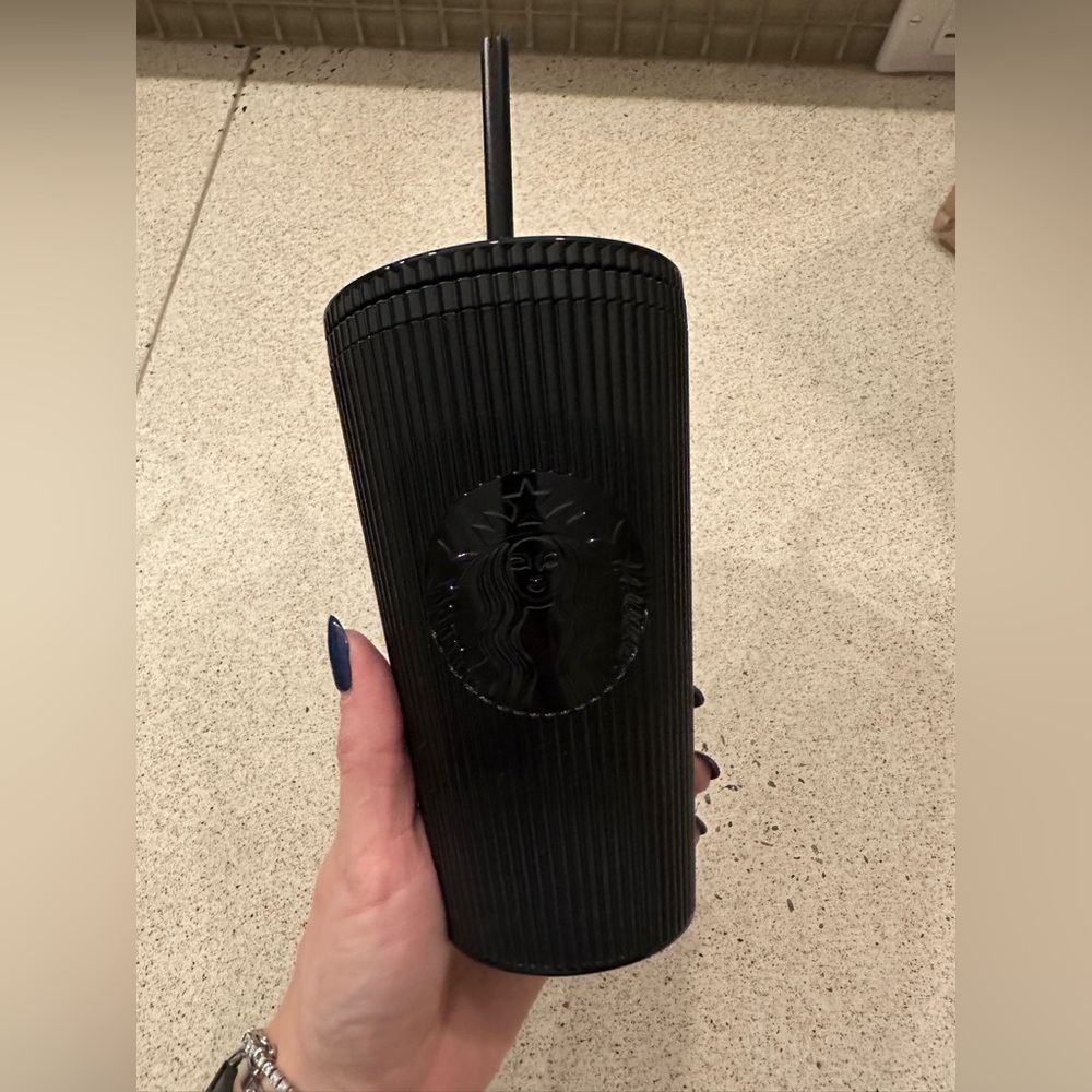 Starbucks 2024 Black Pleated Cold Cup Tumbler 16 oz Grande NEW